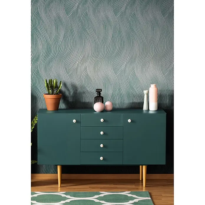 Marburg Vliestapete Novamur Mona Grafik - Grün-Silber, Grafisch, 10,05 x 0,53 m - Dunkelgrünes Sideboard mit goldenen Beinen und hellen Knäufen, bietet Stauraum mit Schubladen und Türen.