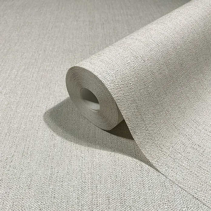 Marburg Vliestapete Novamur Leyla Uni - Grau, Uni, 10,05 x 0,53 m - Hellbeige strukturierte Tapetenrolle, teilweise ausgerollt, mit körniger Oberfläche.