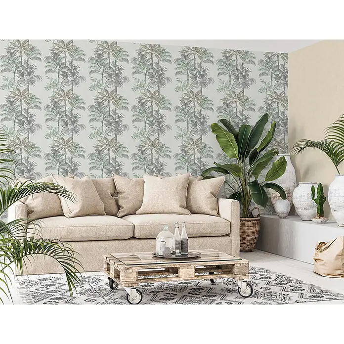 Marburg Vliestapete Novamur Leyla Floral I - Grau-Grün, Floral, 10,05 x 0,53 m - Tapete mit hellgrauem Hintergrund und grünen sowie grauen Palmenmustern, an einer Wohnzimmerwand angebracht.