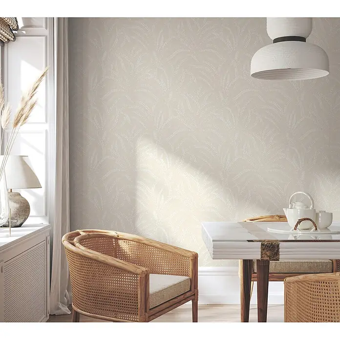 Marburg Vliestapete Novamur Oriana Floral - Beige, Floral, 10,05 x 0,53 m - Helle beige Tapete mit zartem Muster aus weißen, gepunkteten Farnblättern.