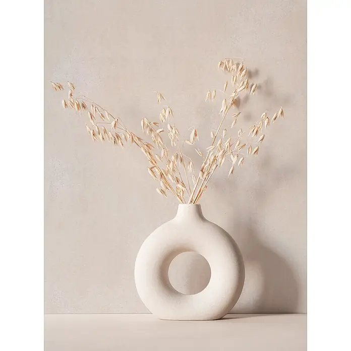 Marburg Vliestapete Novamur Leyla Betonoptik - Beige, Sonstiges, 10,05 x 0,53 m - Cremefarbene, donut-förmige Keramikvase mit getrockneten Haferähren.