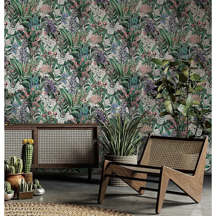 Marburg Flora Vliestapete Flora VI - Grau-Grün, Floral, 10,05 x 0,53 m - Botanische Tapete mit üppigem Grün und bunten Blüten in einem Raum mit Rattan-Sideboard und Stuhl.