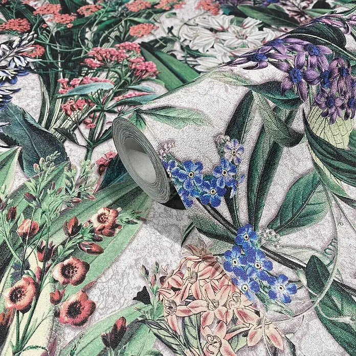 Marburg Flora Vliestapete Flora VI - Grau-Grün, Floral, 10,05 x 0,53 m - Rolle texturierter Blumentapete mit blauen, violetten und rosa Blumen sowie grünen Blättern auf hellem Grund, teilweise abgerollt.