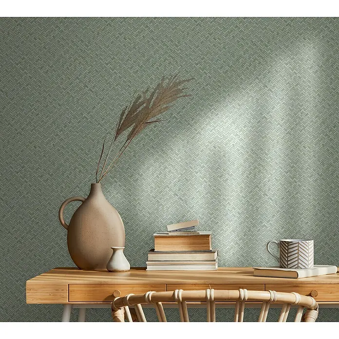 Marburg Flora Vliestapete Grafik I - Grün, Grafisch, 10,05 x 0,53 m - Grüntapete mit Fischgrätmuster an einer Wand über einem Schreibtisch.
