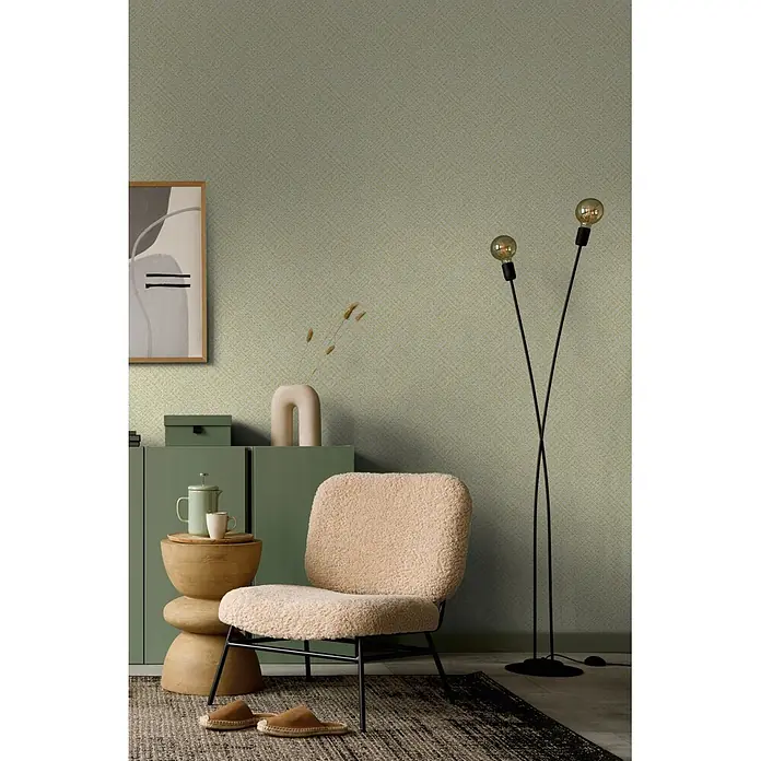 Marburg Flora Vliestapete Grafik I - Beige, Grafisch, 10,05 x 0,53 m - Hellgrüne Tapete mit dezentem geometrischem Muster an einer Wand in einem Wohnraum.