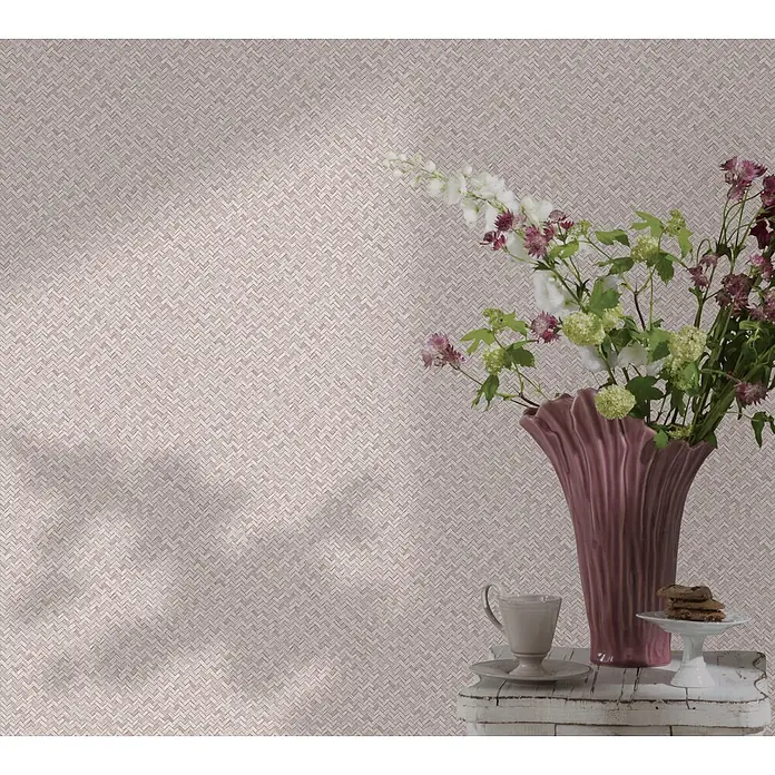 Marburg Flora Vliestapete Grafik I - Rosa, Grafisch, 10,05 x 0,53 m - Rosa-beigefarbene Tapete mit zartem, gewebtem Chevron-Muster an einer Wand.