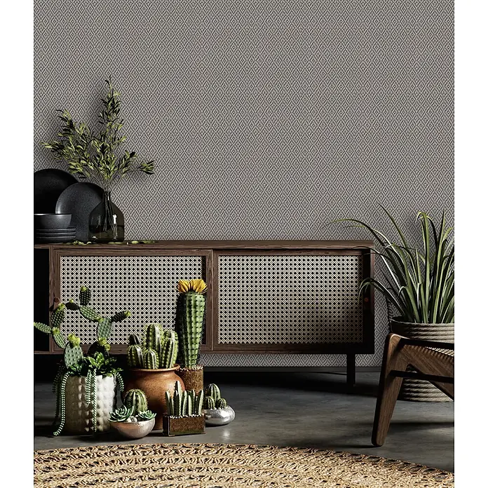 Marburg Flora Vliestapete Grafik III - Braun-Beige, Grafisch, 10,05 x 0,53 m - Texturierte graue Tapete mit subtilem geometrischem Rautenmuster an einer Wand in einem modernen Raum.