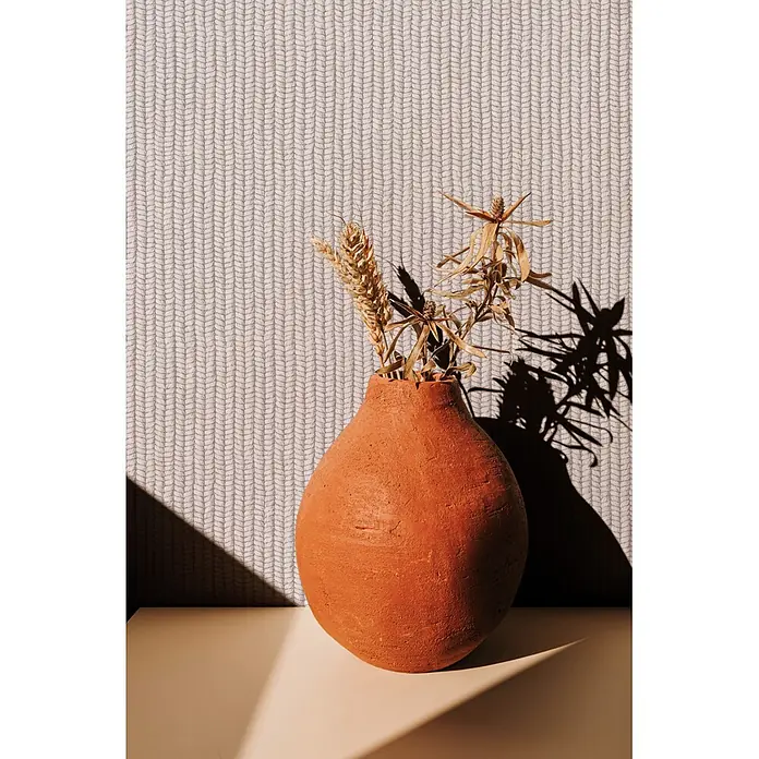 Marburg Flora Vliestapete Grafik II - Greige, Grafisch, 10,05 x 0,53 m - Terrakotta-Vase mit getrocknetem Weizen und stacheligen Naturpflanzen, die starke Schatten auf eine gemusterte Wand werfen.