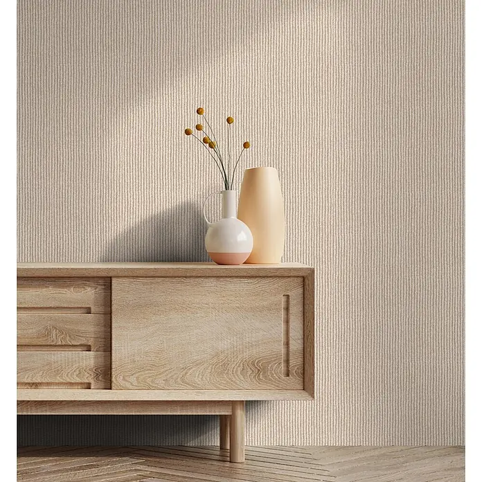 Marburg Flora Vliestapete Grafik II - Beige, Grafisch, 10,05 x 0,53 m - Beigefarbene Tapete mit Strickmuster an einer Wand, hinter einem Holzschrank.