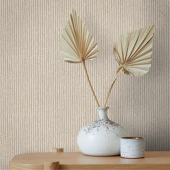 Marburg Flora Vliestapete Grafik II - Beige, Grafisch, 10,05 x 0,53 m - Beige Tapete mit einem groben Strickmuster, als Hintergrund in einem Raum mit Holztisch und Dekovase.