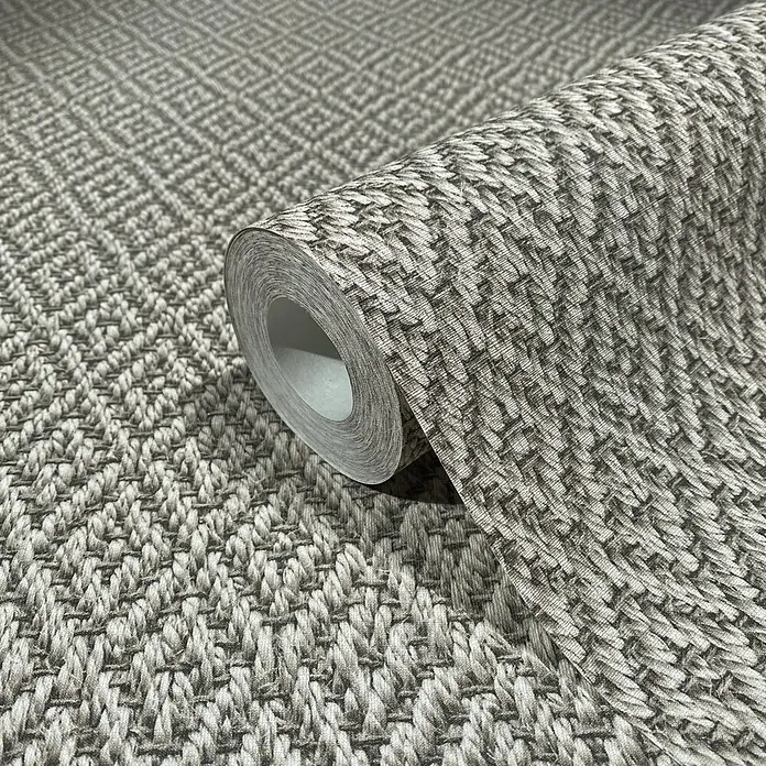 Marburg Flora Vliestapete Grafik III - Braun-Beige, Grafisch, 10,05 x 0,53 m - Rolle strukturierter grau-beigefarbener Tapete mit gewebtem Muster, teilweise abgerollt, um das Design zu zeigen.
