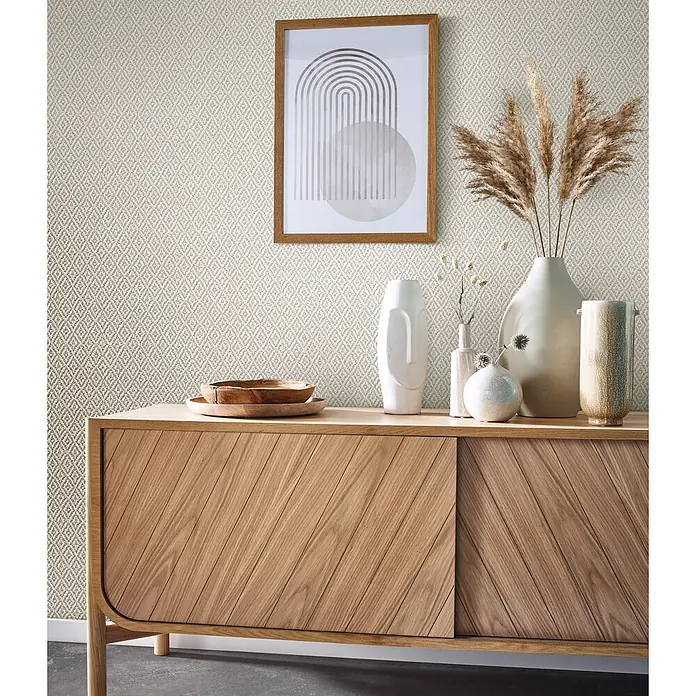 Marburg Flora Vliestapete Grafik III - Beige, Grafisch, 10,05 x 0,53 m - Helles Holz-Sideboard mit diagonalen Lamellentüren, dekoriert in einem stilvollen Raum.