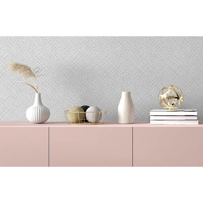 Marburg Flora Vliestapete Grafik I - Grau, Grafisch, 10,05 x 0,53 m - Rosafarbener minimalistischer Konsolentisch mit Deko-Vasen, Korb mit Kugeln, Büchern und goldener Kugel.