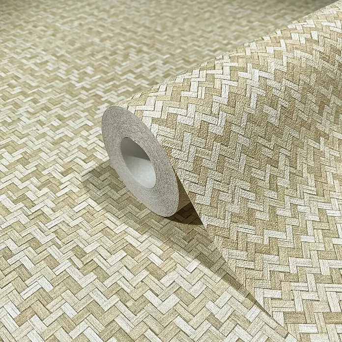 Marburg Flora Vliestapete Grafik I - Beige, Grafisch, 10,05 x 0,53 m - Strukturierte Tapetenrolle mit beigem und cremefarbenem Fischgrätmuster, teilweise abgerollt.