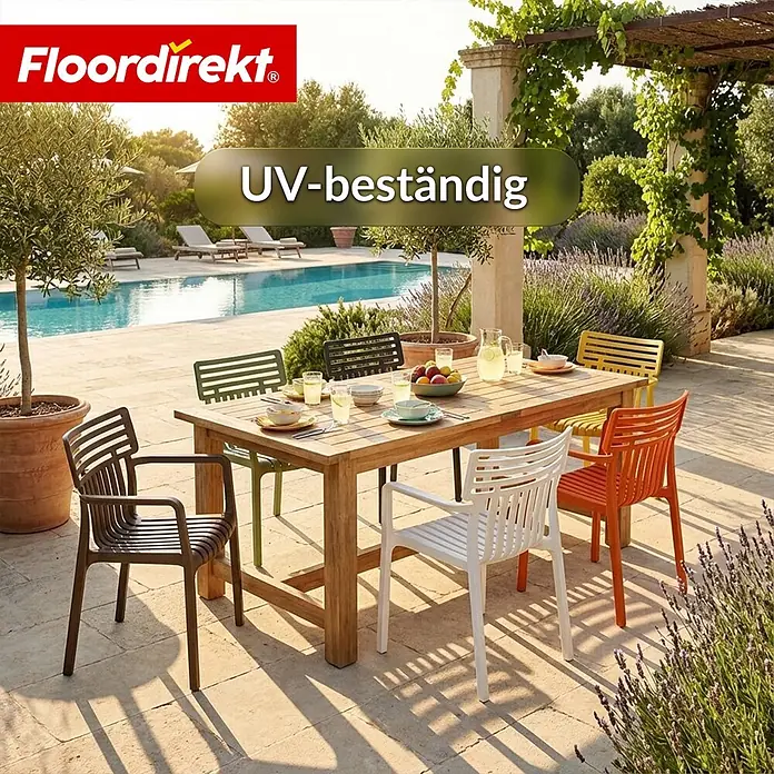 Floordirekt Gartenstuhl Terrano Weiß - Polypropylen, Weiß - Ein Holztisch und sechs mehrfarbige, UV-beständige Kunststoffstühle für den Außenbereich auf einer Terrasse am Pool.