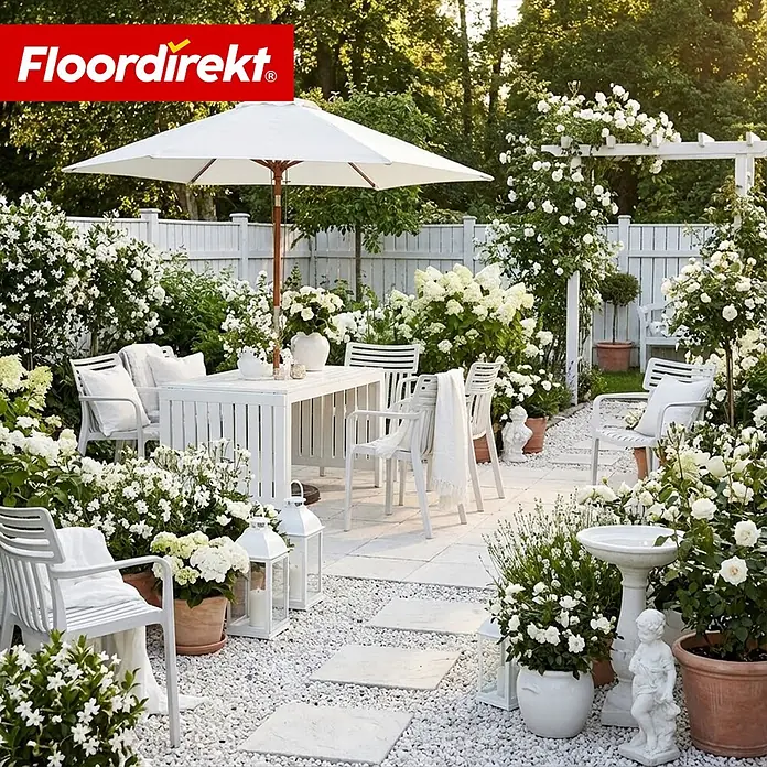 Floordirekt Gartenstuhl Terrano Weiß - Polypropylen, Weiß - Weißer Kiesweg mit Trittplatten und weißer Outdoor-Sitzgruppe, umgeben von blühenden weißen Rosen und Hortensien in einem eleganten Garten.