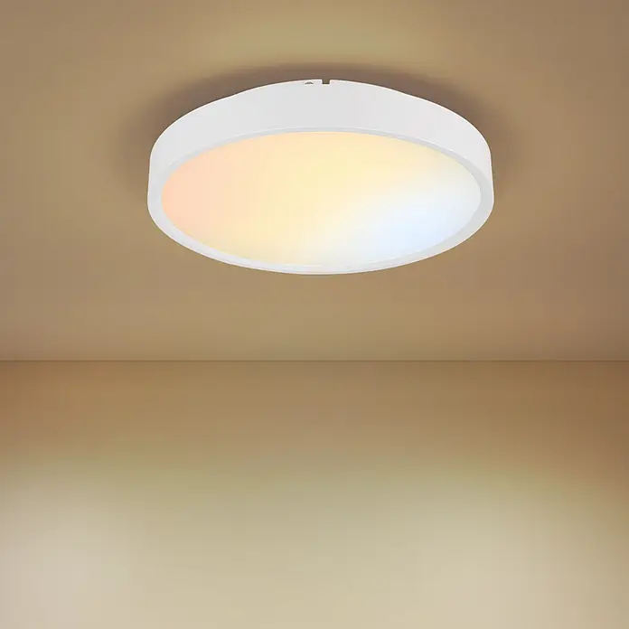 Globo LED-Deckenleuchte Jess - 57 W, Ø x H: 390 x 77 mm - Runde, weiße Deckenleuchte mit warm- bis kaltweißem Licht, an einer beigefarbenen Decke montiert.