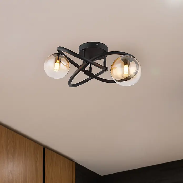 Globo LED-Deckenleuchte Tuberius - 3,5 W, G9 - Eine moderne schwarze Deckenleuchte mit verschlungenem Rahmen und zwei bernsteinfarbenen Glaskugeln, die einen Raum beleuchtet.