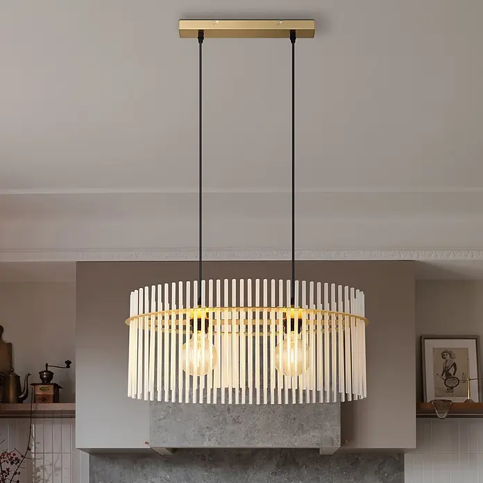 Globo Pendelleuchte Gorley - 60 W, E27, L x B x H: 600 x 230 x 1.400 mm - Gold-weiße lineare Pendelleuchte mit Lamellenschirm und zwei sichtbaren Glühbirnen, über einer Küchentheke hängend.
