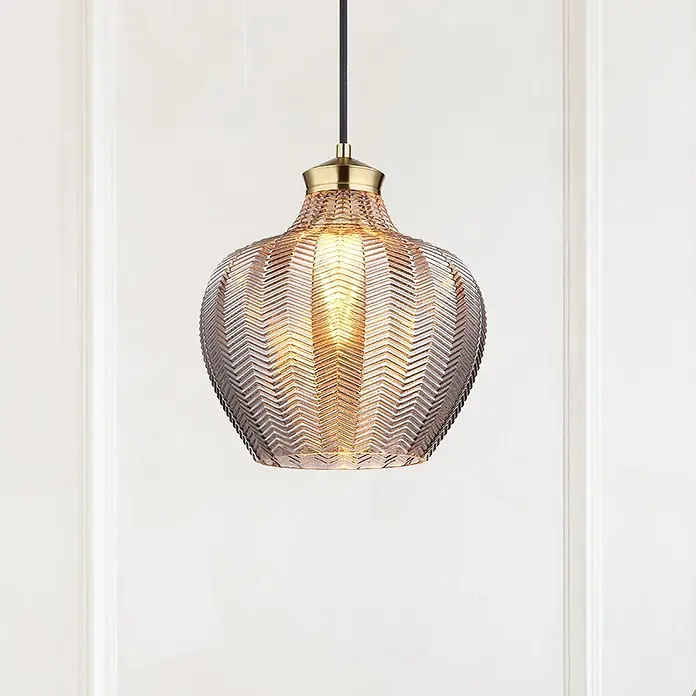 Globo Pendelleuchte Jessica - 60 W, Ø x H: 25 x 120 cm - Bernsteinfarbene Pendelleuchte aus strukturiertem Glas mit Chevron-Muster und Messingdetails, die warmes Licht abstrahlt.