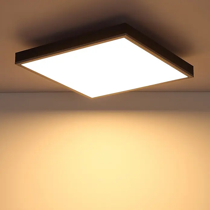 Globo LED-Deckenleuchte Doro - 24 W, L x B x H: 450 x 450 x 65 mm - Quadratische LED-Deckenleuchte mit schwarzem Rahmen, an der Decke montiert, beleuchtet eine warme Wand.