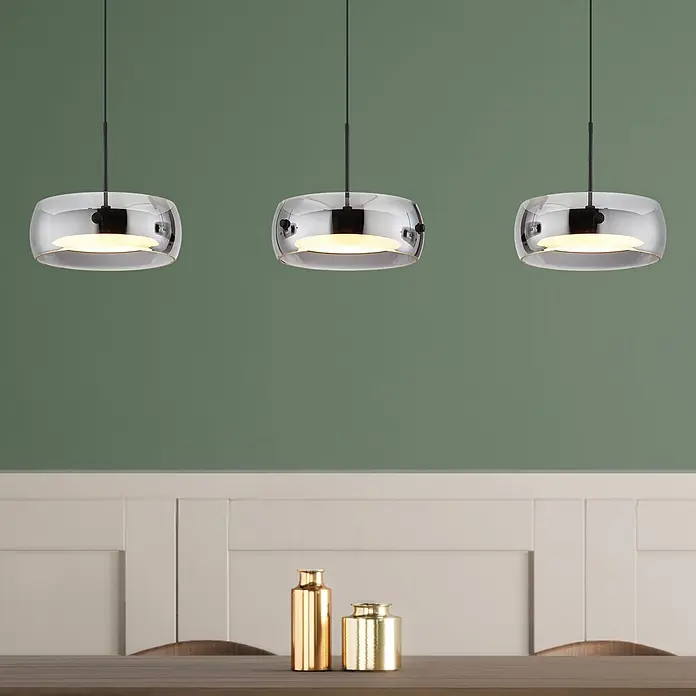 Globo LED-Pendelleuchte rund Livion - 30 W, L x B x H: 850 x 200 x 1.200 mm - Drei moderne Chrom-Pendelleuchten erhellen einen Essbereich.