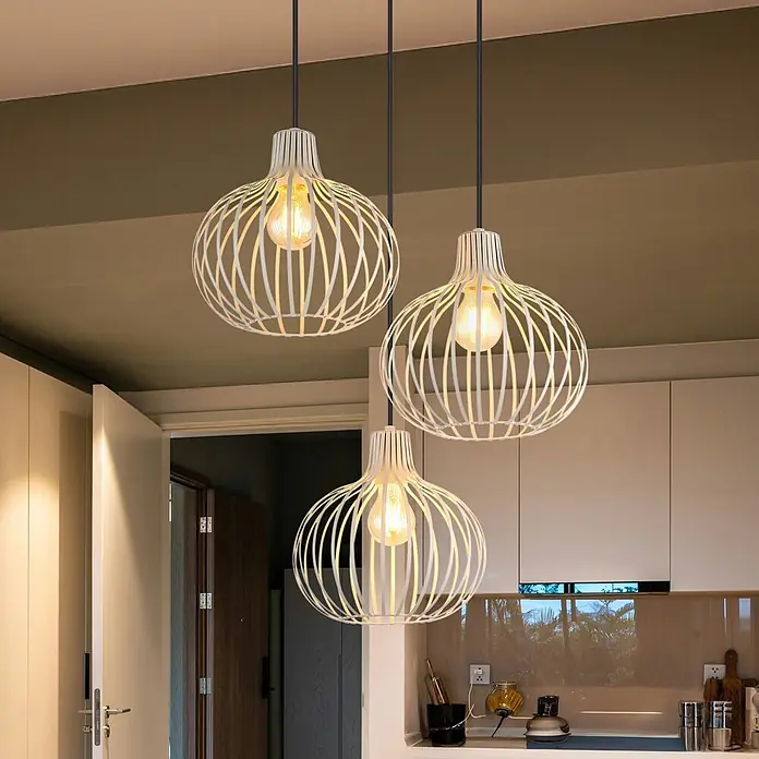 Globo Pendelleuchte Mateo - Ø x H: 500 x 1.200 mm, E27, 40 W - Drei moderne weiße Käfig-Pendelleuchten mit freiliegenden Glühbirnen in einer modernen Küche.