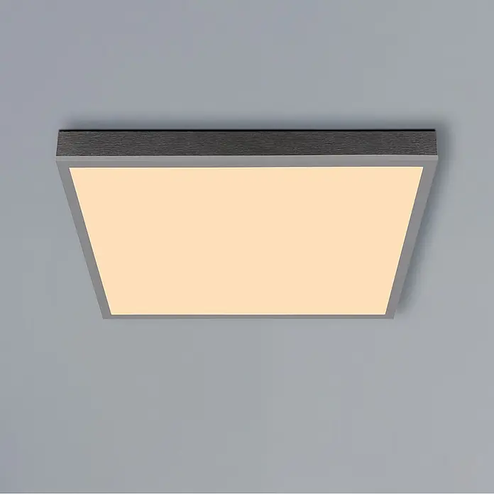 Globo LED-Deckenleuchte Doro - 24 W, L x B x H: 450 x 450 x 65 mm - Rechteckige LED-Deckenleuchte mit warmweißem Licht, gerahmt von einer dunklen Holzoptik-Oberseite und silber-grauem Rand.