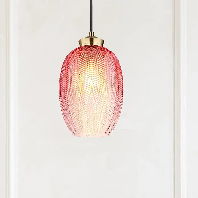 Globo Pendelleuchte Varus - 60 W, Ø x H: 18 x 120 cm - Rote, chevron-strukturierte Glaspendelleuchte mit Messingakzent und schwarzem Kabel, beleuchtet.