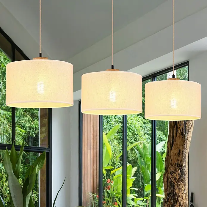 Globo Pendelleuchte Jule - L x B x H: 1.000 x 250 x 1.200 mm, Lampenfassung: E27 - Drei Pendelleuchten mit cremefarbenen Stoffschirmen, Holzelementen und geflochtenen Kabeln, hängend in einem hellen Raum.