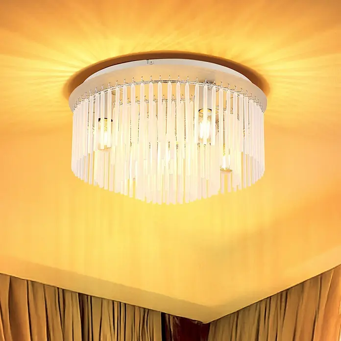 Globo Deckenleuchte Gorley - 60 W, Ø x H: 50 cm x 250 mm, E27 - Moderne Deckenleuchte mit silbernem Sockel und klaren vertikalen Stäben, die eine warmgelbe Decke beleuchtet.