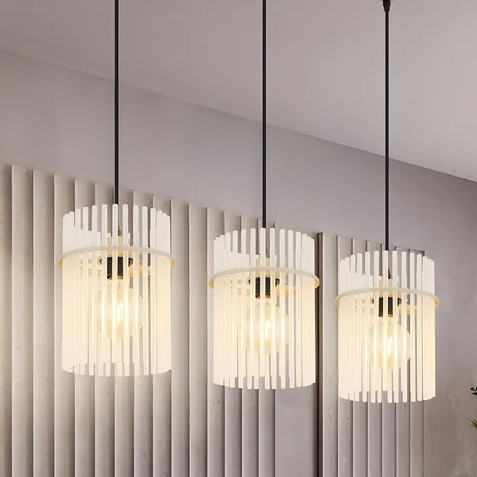Globo Pendelleuchte Gorley - Höhe: 1.400 mm, 60 W, E27 - Drei moderne Pendelleuchten mit weißen Lamellenschirmen, von der Decke hängend.