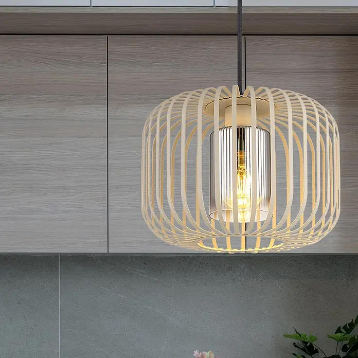 Globo Pendelleuchte Alfred - 40 W, Höhe: 1.200 mm, E27 - Hölzerne Pendelleuchte mit Lamellen, Glas und Filamentlampe, beleuchtet moderne Küche.
