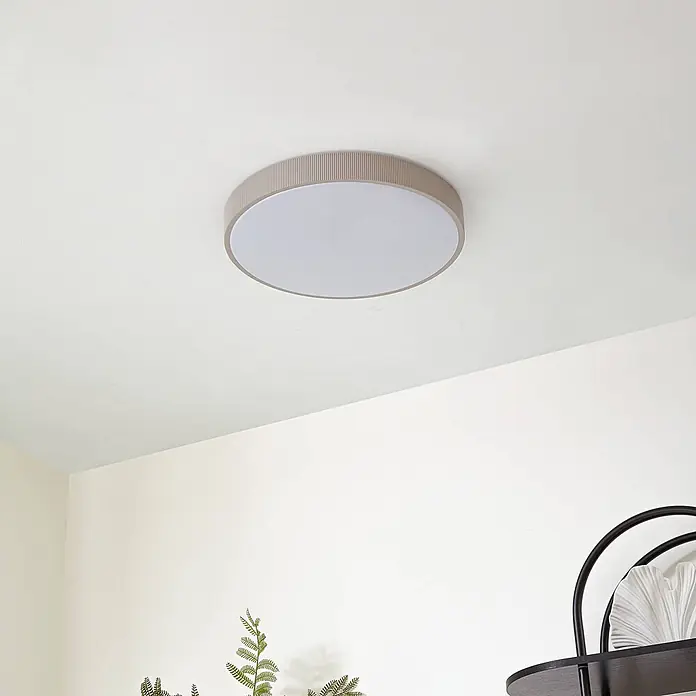 Lindby Deckenleuchte Zylo - L x B x H: 49 x 49 x 8 cm, alu / grau / zink - Runde, flache Deckenleuchte mit hellbeigem, geripptem Rand und weißem Diffusor.