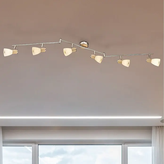 Globo Gylfii Deckenstrahler - 240 W, L x B x H: 145 x 9 x 18 cm, Nickel matt, Opal - Deckenleuchte mit mehreren verstellbaren Strahlern, silberfarbenem Metall und Holz, in einem modernen Raum.