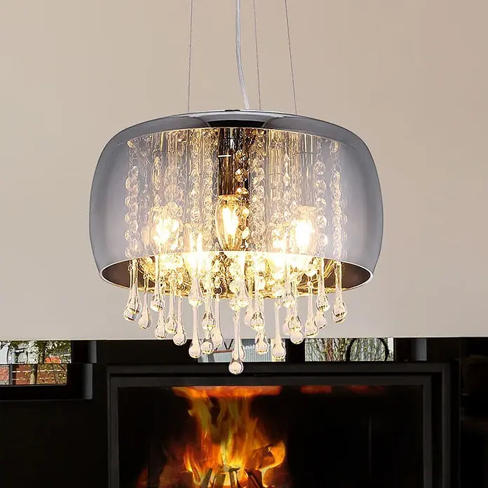 Globo Lámpara colgante redonda Kalla - Diámetro: 35 cm, Altura: 120 m, E14 - Lámpara colgante cromada moderna con cuentas y lágrimas de cristal claro, iluminando un salón.