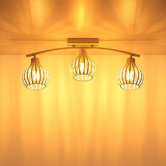 Globo Deckenleuchte Mateo - L x B x H: 600 x 550 x 240 mm, E14 - Deckenleuchte aus Holz mit drei käfigartigen Schirmen, die warmes, gemustertes Licht auf eine Wand werfen.