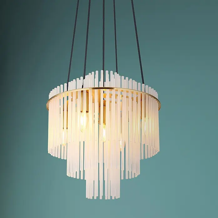 Globo Pendelleuchte Gorley - 40 W, Ø x H: 40 x 120 cm, E14 - Gestufter Kronleuchter mit klaren Glasstäben, goldfarbenem Rahmen und beleuchteten Glühbirnen an schwarzen Schnüren.