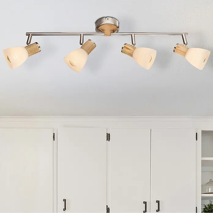 Globo Gylfii Deckenstrahler - 160 W, L x B x H: 60 x 9 x 15,5 cm, Nickel matt, Opal, E14, Anzahl Leuchtmittel: 4 Stk. - Vierflammige Deckenleuchte mit gebürsteter Metallschiene, Holzdetails und mattierten Glasschirmen, über Küchenschränken montiert.