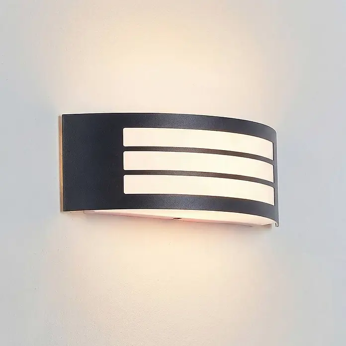 Lindby Außenwandleuchte Vilam - 9 x 31,8 x 10 cm, schwarz, schwarz, IP44 - Schwarze, gebogene LED-Wandleuchte mit drei horizontalen Lichtstreifen, die warmweißes Licht abgeben.