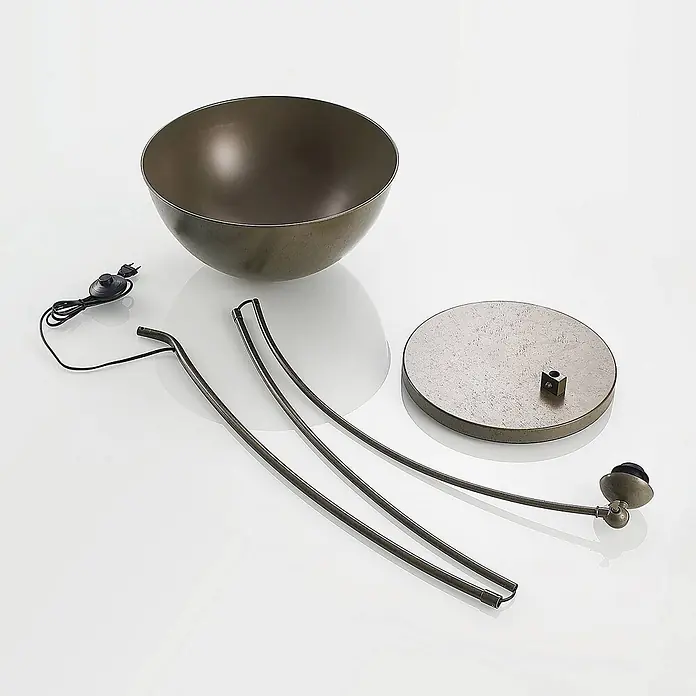 Lindby Stehleuchte Jonera - Höhe: 185 cm, alu / grau / zink, alu / grau / zink, E27 - Demontierte Stehleuchte: eine große bronzefarbene Metallschale, drei gebogene Stäbe, ein runder Sockel und ein Netzkabel mit Schalter.