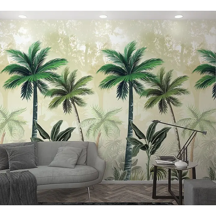 Marburg Smart Art Easy Fototapete Palmen I - B x H: 159 mm x 270 cm, Vlies, Grün - Tropische Dschungel-Tapete mit grünen Palmen und nebligem Waldhintergrund an einer Wohnzimmerwand hinter einem grauen Sofa.