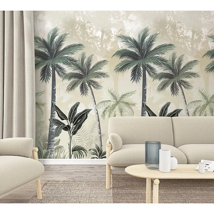 Marburg Smart Art Easy Fototapete Palmen I - B x H: 159 mm x 270 cm, Vlies, Grün-Beige - Tropische Wandmalerei mit grünen Palmen und Dschungelpflanzen in einem Wohnzimmer, ergänzt durch hellbeigefarbene Möbel.