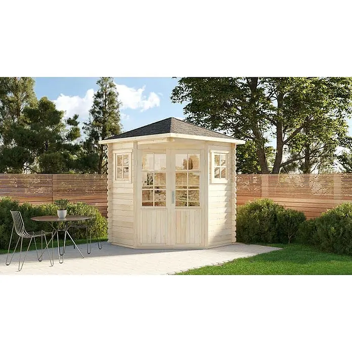 Alpholz Gartenhaus ECO Set Sunny A imprägniert - Außenmaß inkl. Dachüberstand (B x T): 220 x 220 cm, Holz, Pinie - Ein helles achteckiges Gartenhaus aus Holz mit dunklem Dach, in einem Garten mit Gartenmöbeln auf einer gepflasterten Terrasse.
