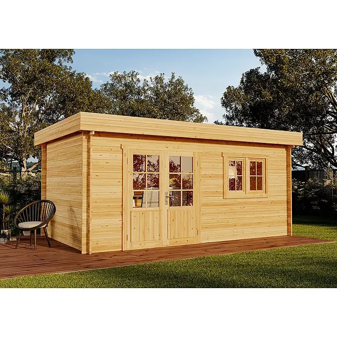 Alpholz Gartenhaus Spree A - Außenmaß inkl. Dachüberstand (B x T): 520 x 320 cm, Holz, Pinie - Gartenhaus aus hellem Holz mit Flachdach, Doppeltüren und Fenster, auf einer Holzterrasse.