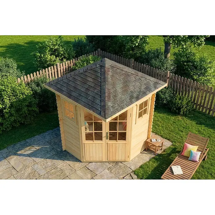 Alpholz Gartenhaus ECO Set Sunny A - Außenmaß inkl. Dachüberstand (B x T): 220 x 220 cm, Holz, Naturbelassen - Achteckiges Holzgartenhaus mit dunklem Schindeldach, auf einer gepflasterten Terrasse mit Gartenmöbeln in einem grünen, umzäunten Garten.