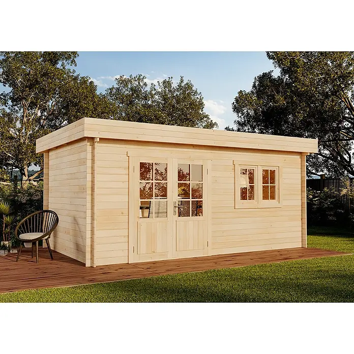 Alpholz Gartenhaus Spree A - Außenmaß inkl. Dachüberstand (B x T): 520 x 320 cm, Holz, Naturbelassen - Modernes Gartenhaus aus hellem Holz mit Flachdach, Doppeltür und Fenster auf einer Holzterrasse.