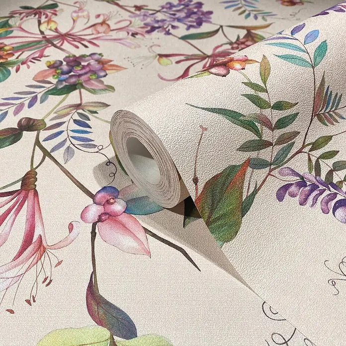 Marburg Flora Vliestapete Floral I - Beige-Rosa-Grün, Floral, 10,05 x 0,53 m - Strukturierte Tapetenrolle mit lebhaftem Aquarell-Blumen- und Blättermuster in Pink, Lila und Grün auf hellem Hintergrund.