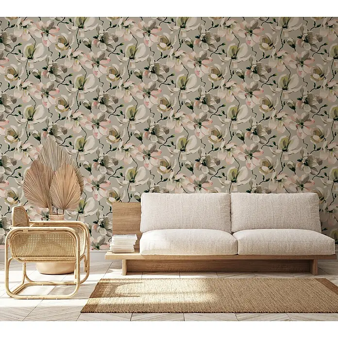 Marburg Flora Vliestapete Floral III - Beige-Weiß-Orange, Floral, 10,05 x 0,53 m - Tapete mit sanftem Blumenmuster, weißen, rosafarbenen und grünen Magnolienblüten auf hellgrauem Hintergrund, in einem Wohnzimmer.