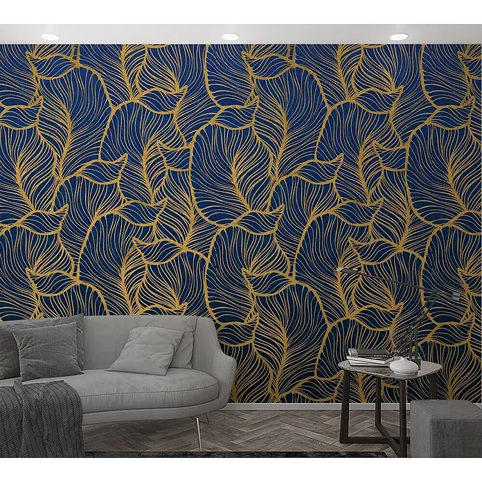 Marburg Smart Art Easy Fototapete Floral - B x H: 159 mm x 270 cm, Vlies, Blau-Gelb - Tapete mit blauem Grund und goldener Blattmusterung in einem Wohnzimmer.